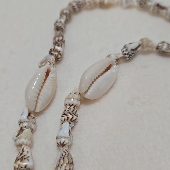 Vintage Shell Necklace - Picture 3 of 4